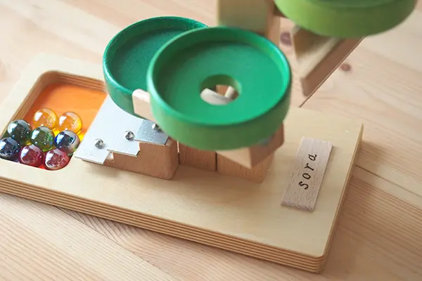 トレイクーゲルタワー(BECK ベック)｜ビー玉がくるくる回る木製