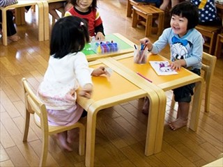 木製の子供椅子で室内遊び