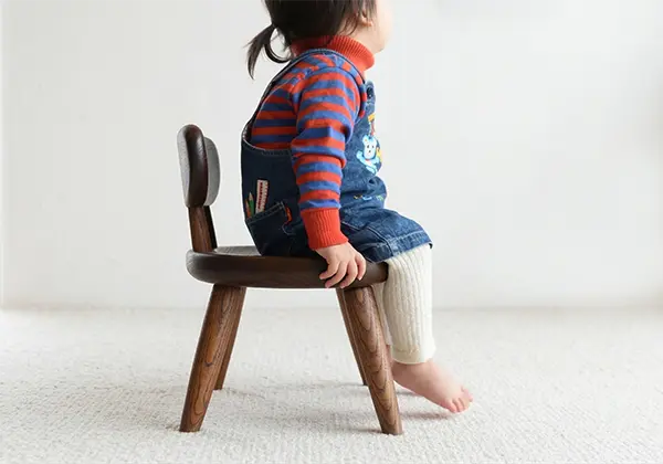 子供椅子 イスっこ・ブラウン | 木のぬくもりを感じるキッズチェア
