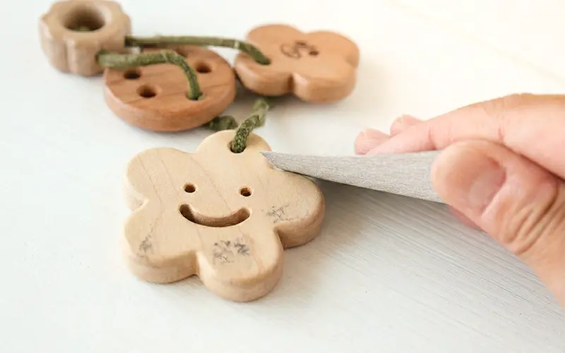 木のおもちゃの汚れを落として