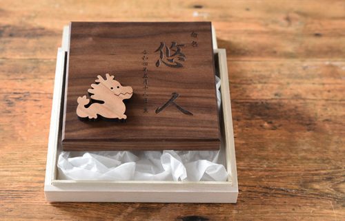 木のおもちゃ屋 命名書に追われる