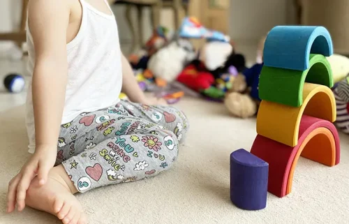 “いい育児の日”。子供の成長に寄り添う木のおもちゃ